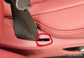 今天我路过某品牌店
看到了某8和某9
安全带出口可以看穿内部银色螺钉
两个方案