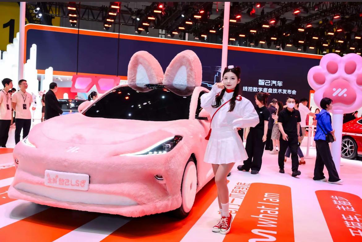 2025成都国际车展上，智己展台被围得水泄不通。人群的焦点不仅是那台采用全毛绒粉