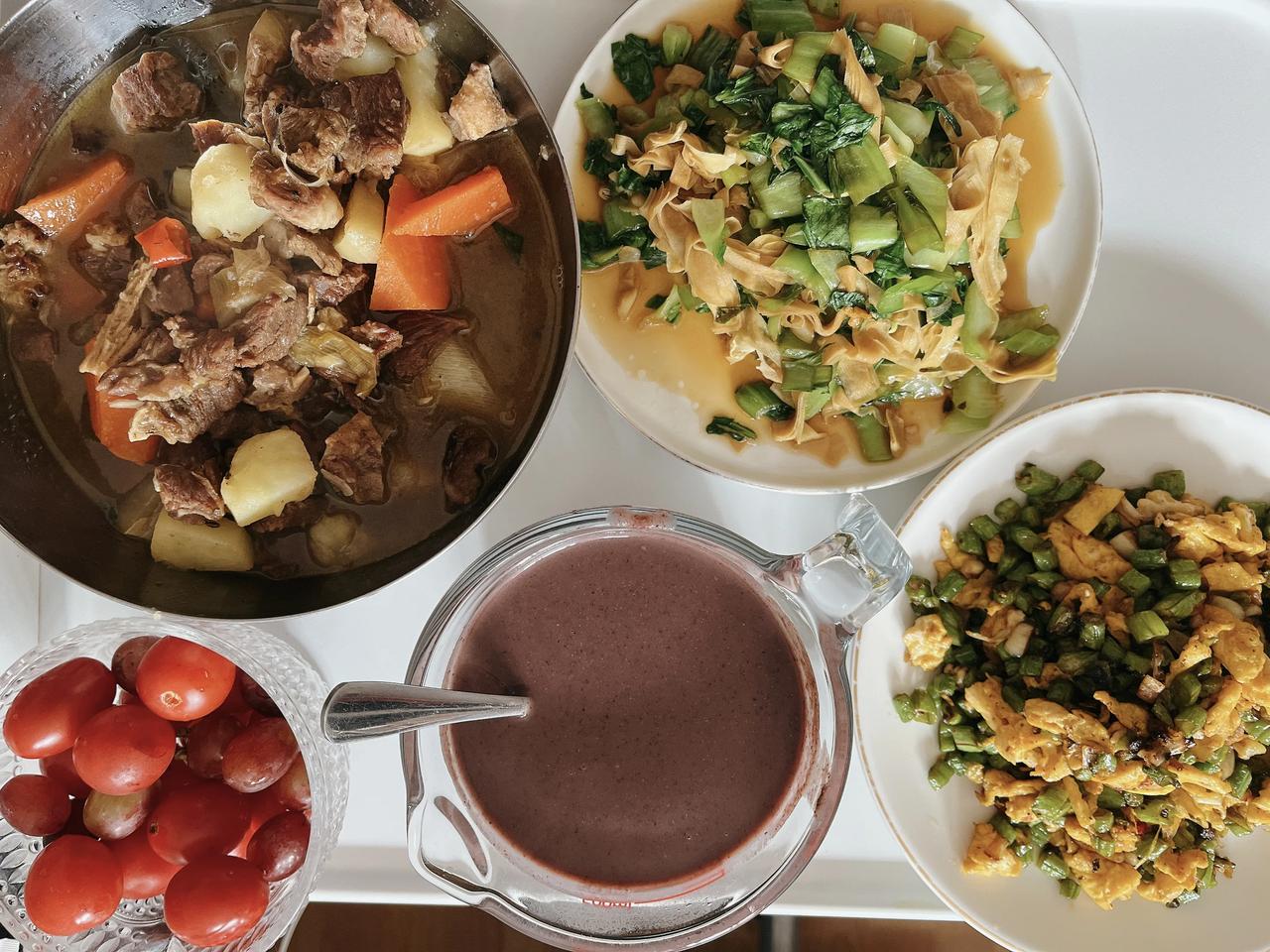 牛肉炖胡萝卜🥕土豆🥔，豆皮上海青，豆角炒鸡蛋，红豆红枣桂圆黑豆黑米豆浆，餐后