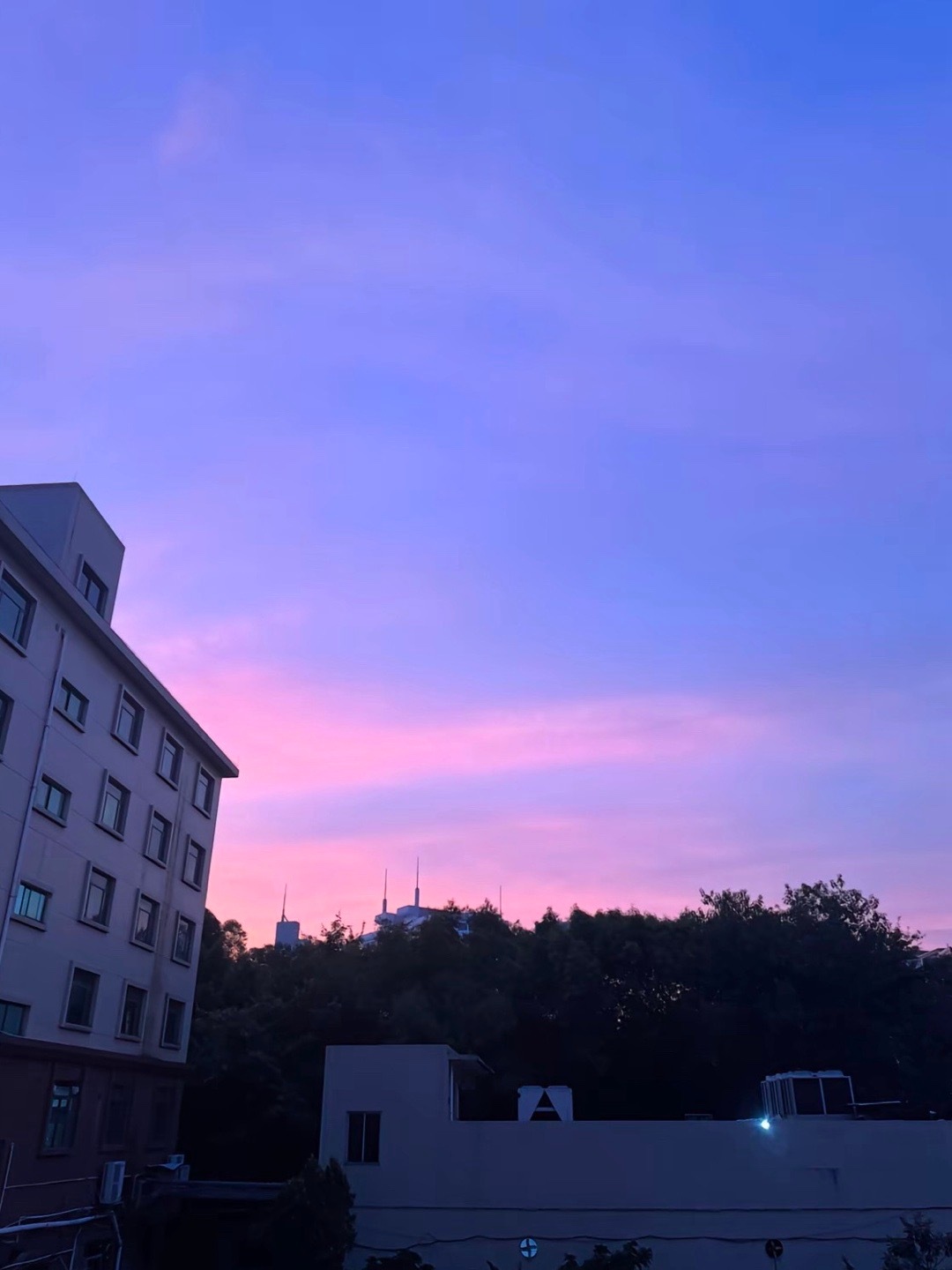 如果一个人周围都是垃圾，那么，只有两个可能，要么这个人是捡垃圾的，要么这个人就是