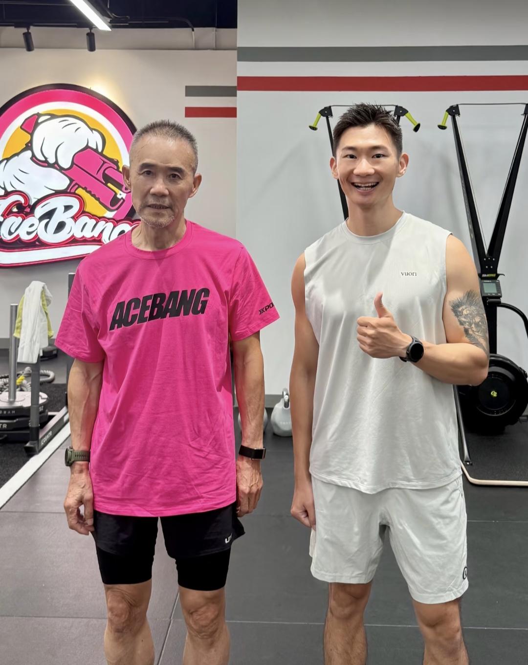 7月12日，75岁王石现身上海一间健身房锻炼身体，他穿着一件红色上衣，身材很瘦，