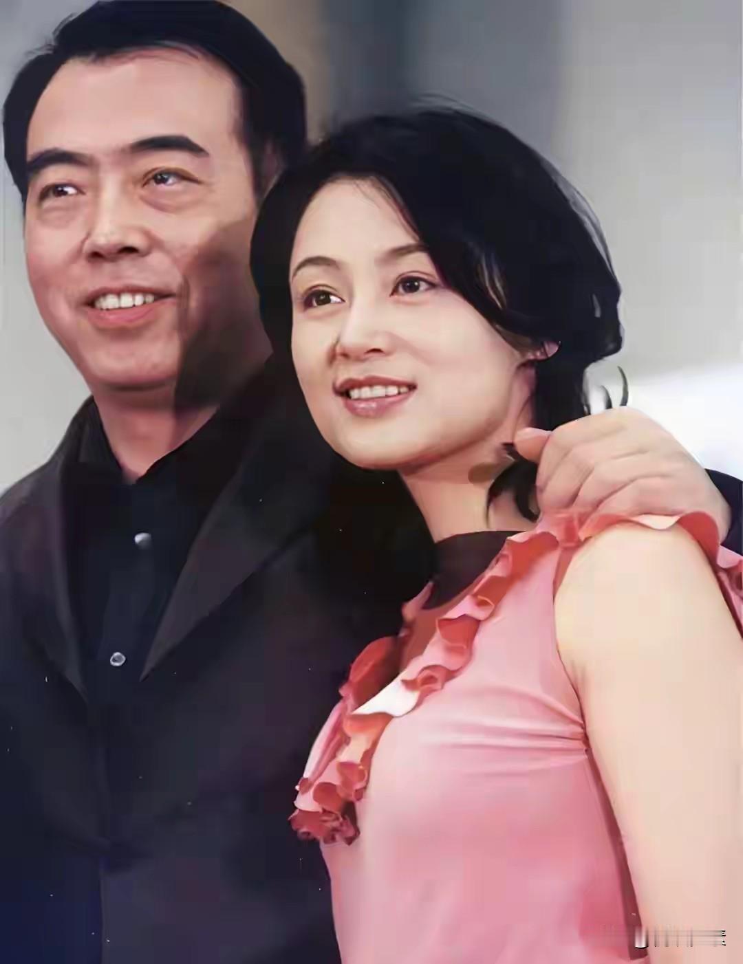 陈导年轻时就是大帅哥，又是北电的老高材生。年长更是韵味十足，又有高超的智慧和艺术