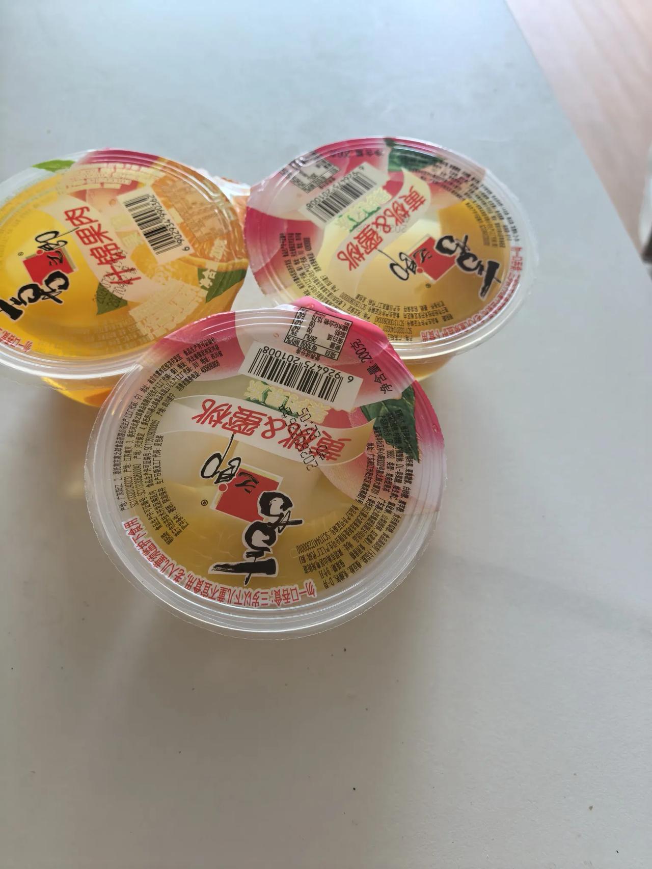 大家准备教师节礼物了吗？今天教师节，我并没有给老师准备礼物，班里群里很多人发了感