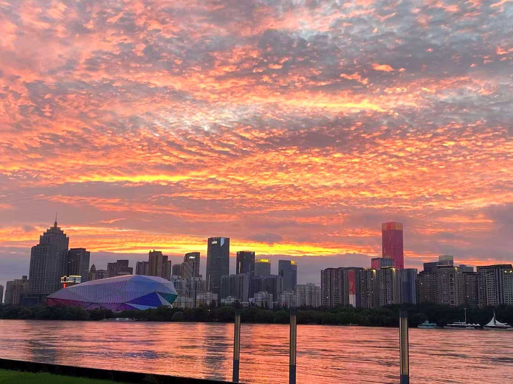 终于晴了想想明天上班可以穿着干爽的衣服可以买杯咖啡可以和同事朋友们嘻嘻哈哈内心开