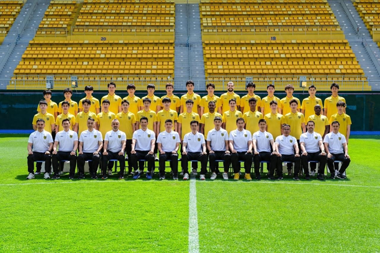 豹子30人+教练组全家福，自己认，因为我脸盲 对比了一下官宣照，嗯基本确定了谁是