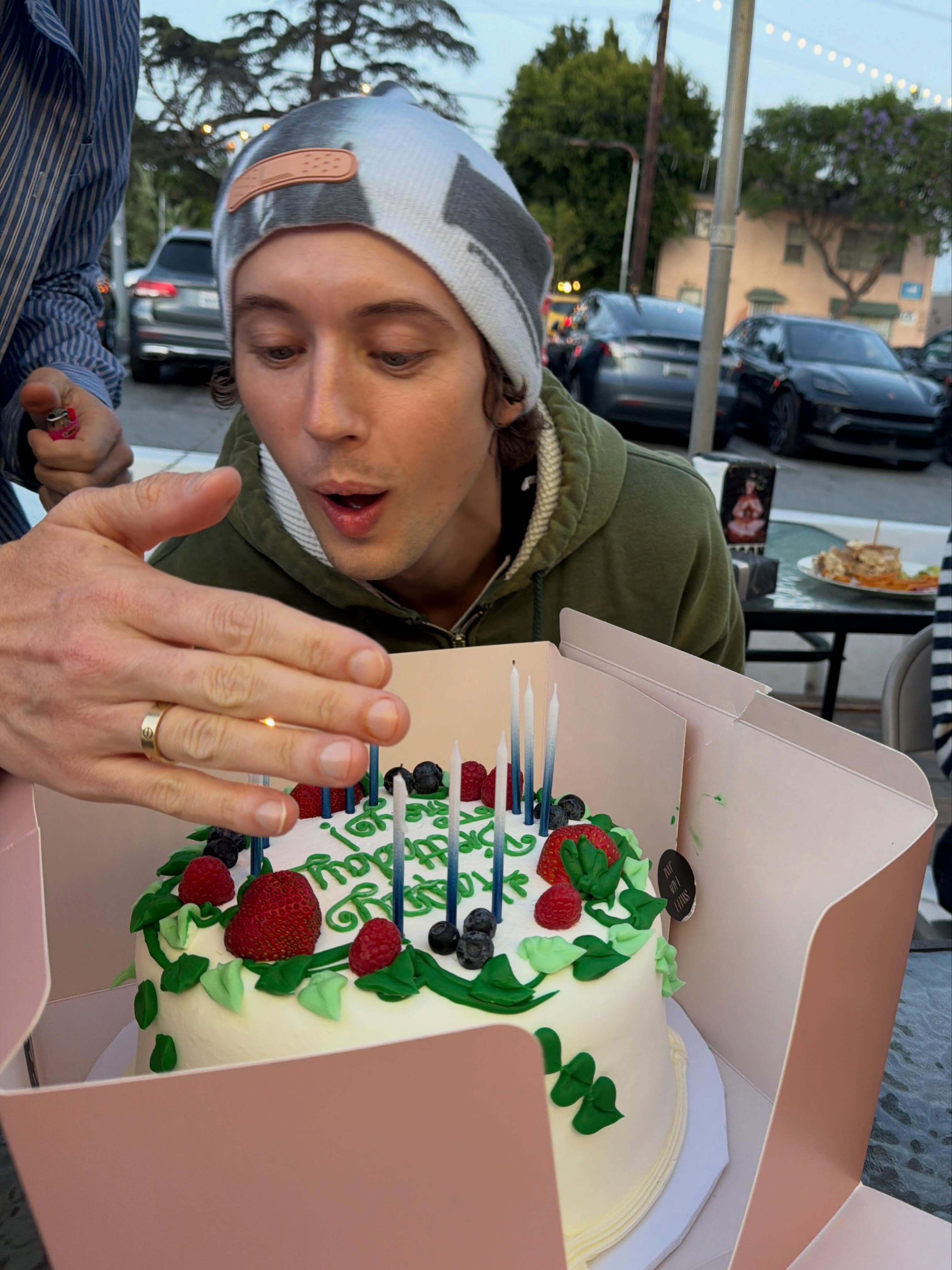 Troye Sivan 晒照庆祝31岁生日 ：