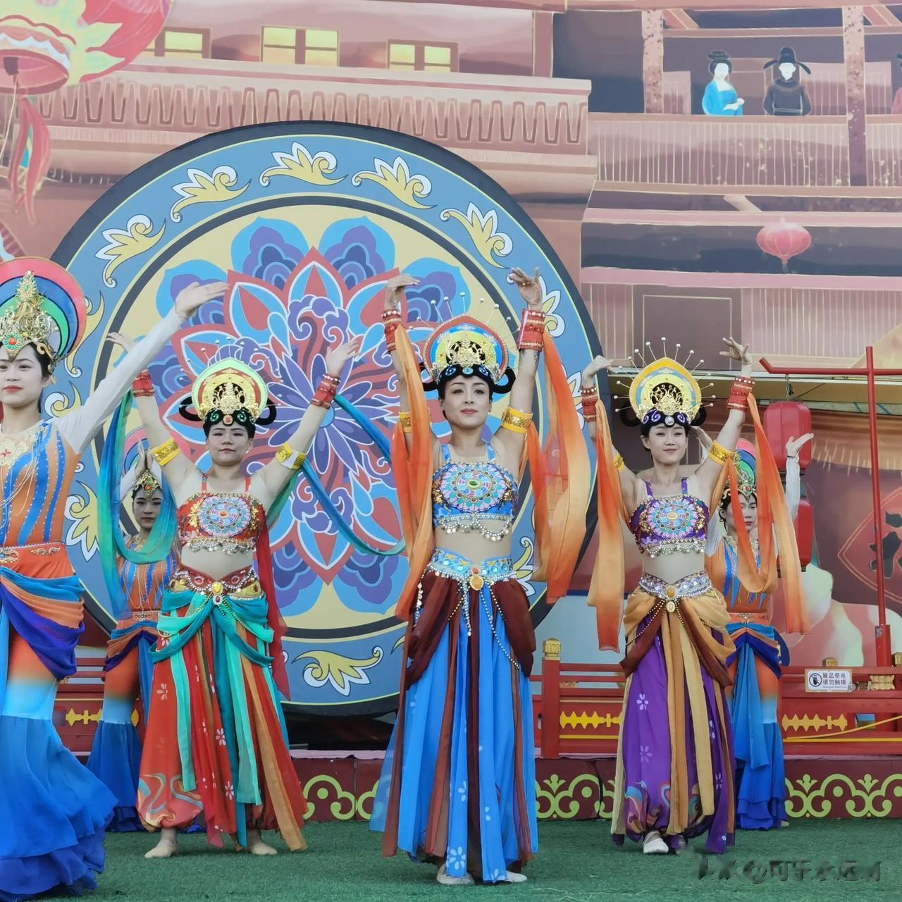  
敦煌飞天是我国一个非常厚重精彩的传统文化，可以从舞蹈 服饰各种文化习俗里看到