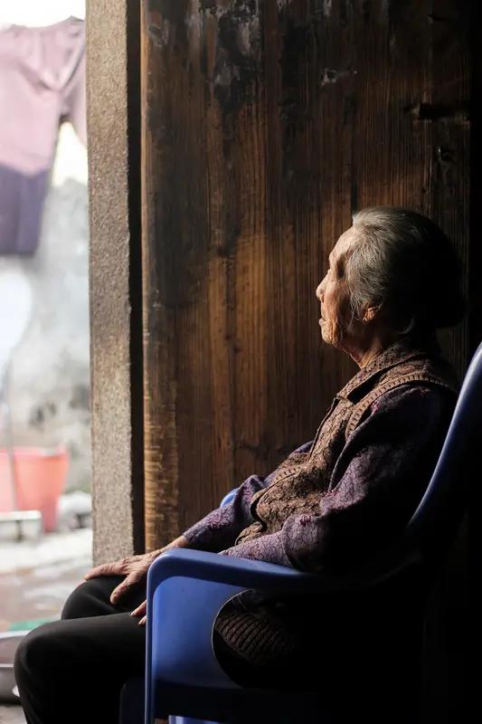 不知不觉，人生已过半。看看镜子里，皱纹、白发、眼袋，岁月痕迹明显，身心也愈发疲惫