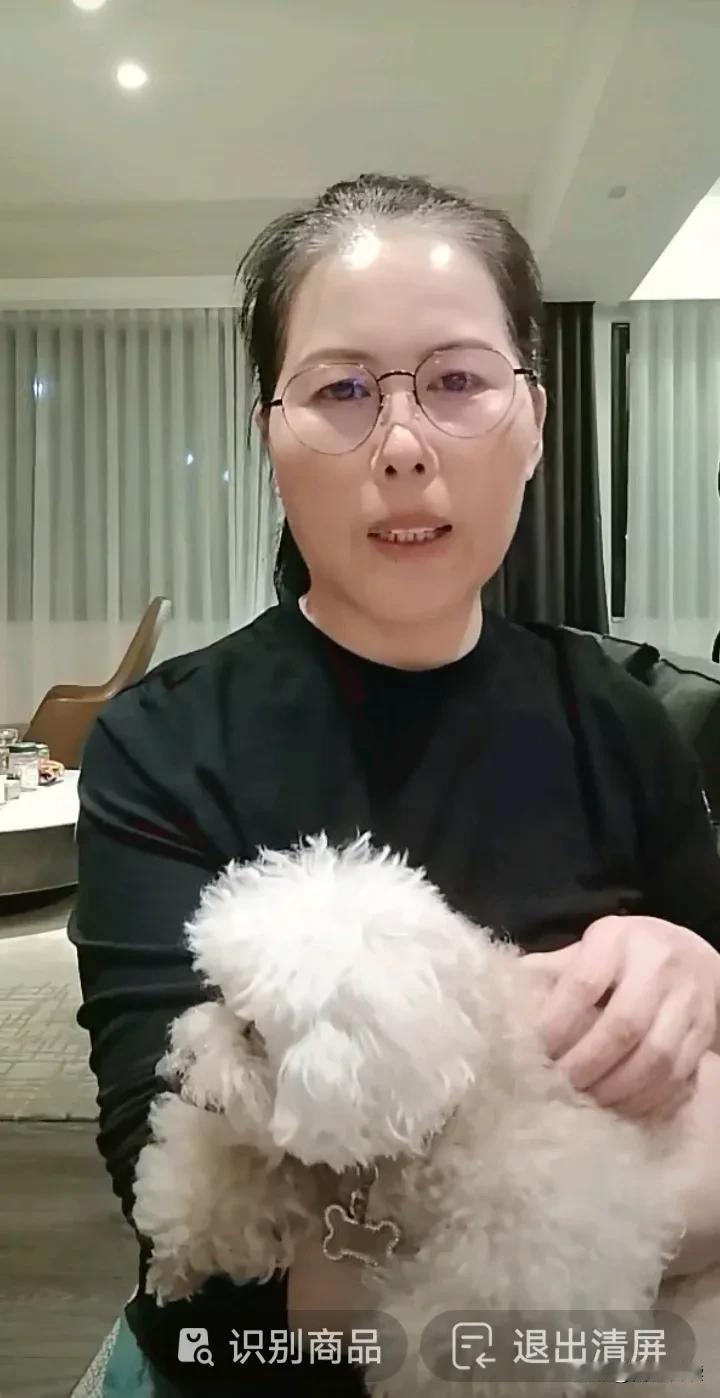 让小杨阿姨的话笑不活了
刚才小杨阿姨在直播

网友说想看看小菲宝

小杨阿姨就抱