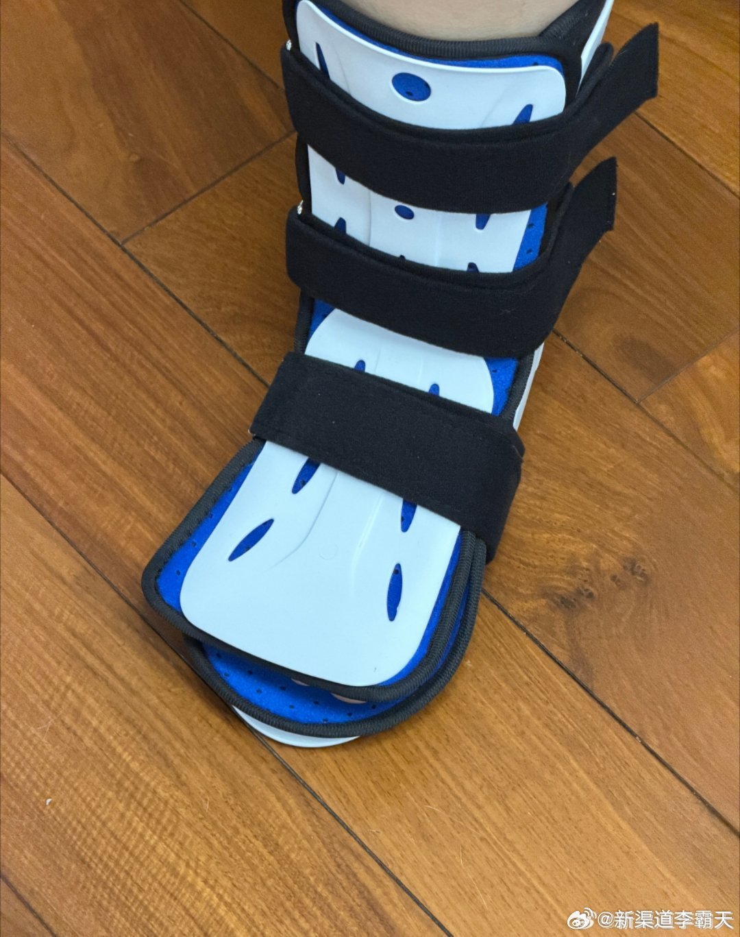 装备到了，穿起来像双靴子，舒适度还行，就是感觉脚有点闷热（前情提要：脚踝骨折） 