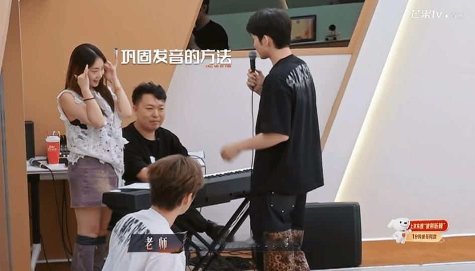 张彬彬最尊重惨歌的人 披荆斩棘张彬彬对待悲情舞台真的太较真了。老师建议他提起笑肌