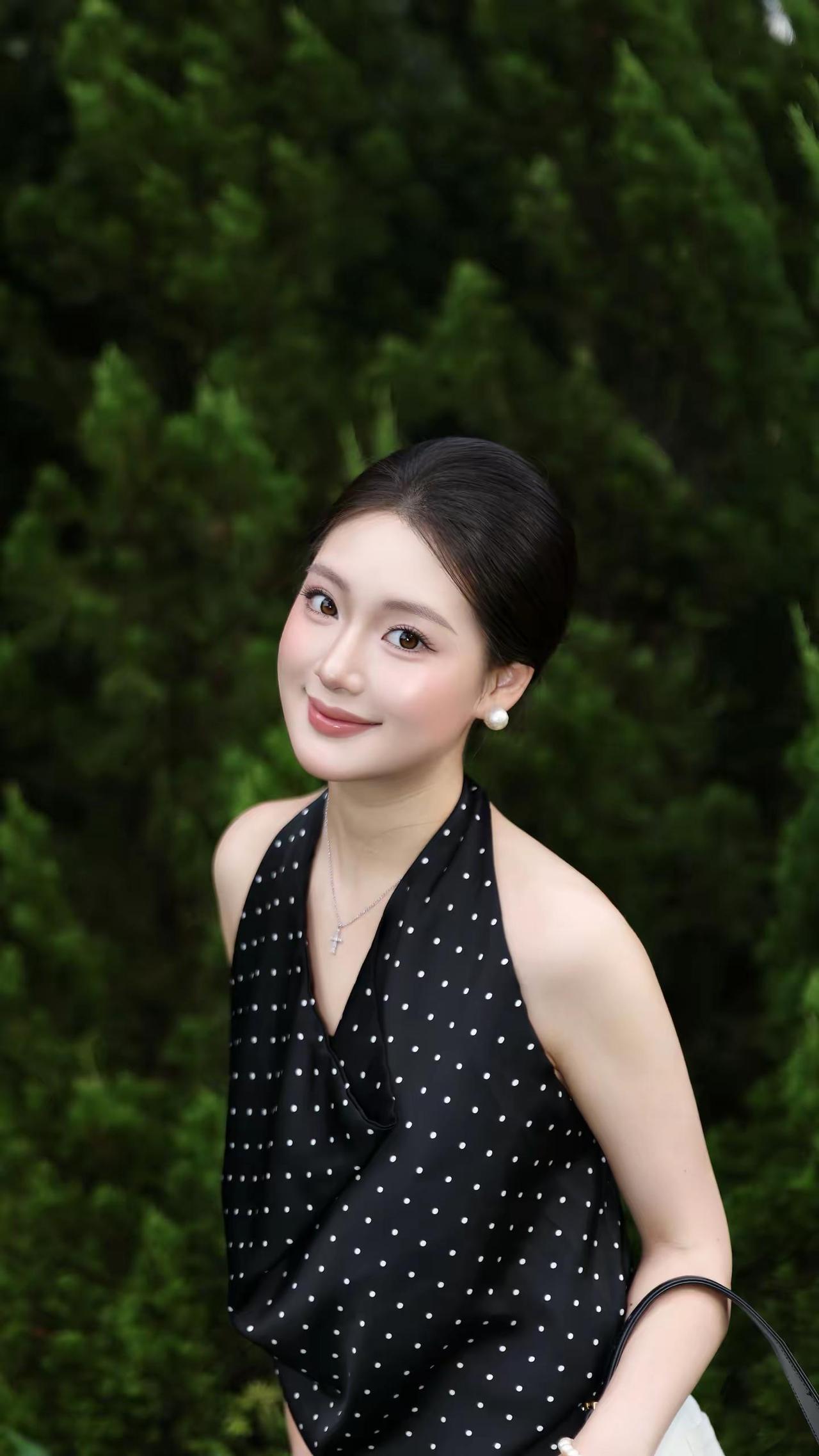 大部分人要我学习去看世俗的眼光。初夏穿搭 波点 轻熟穿搭 气质