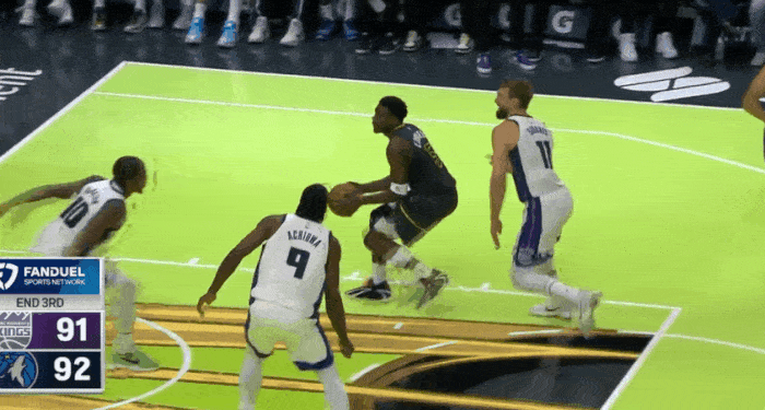 折叠暴扣！爱德华兹这身体素质好夸张！
在今天NBA季中锦标赛森林狼对阵国王的第三