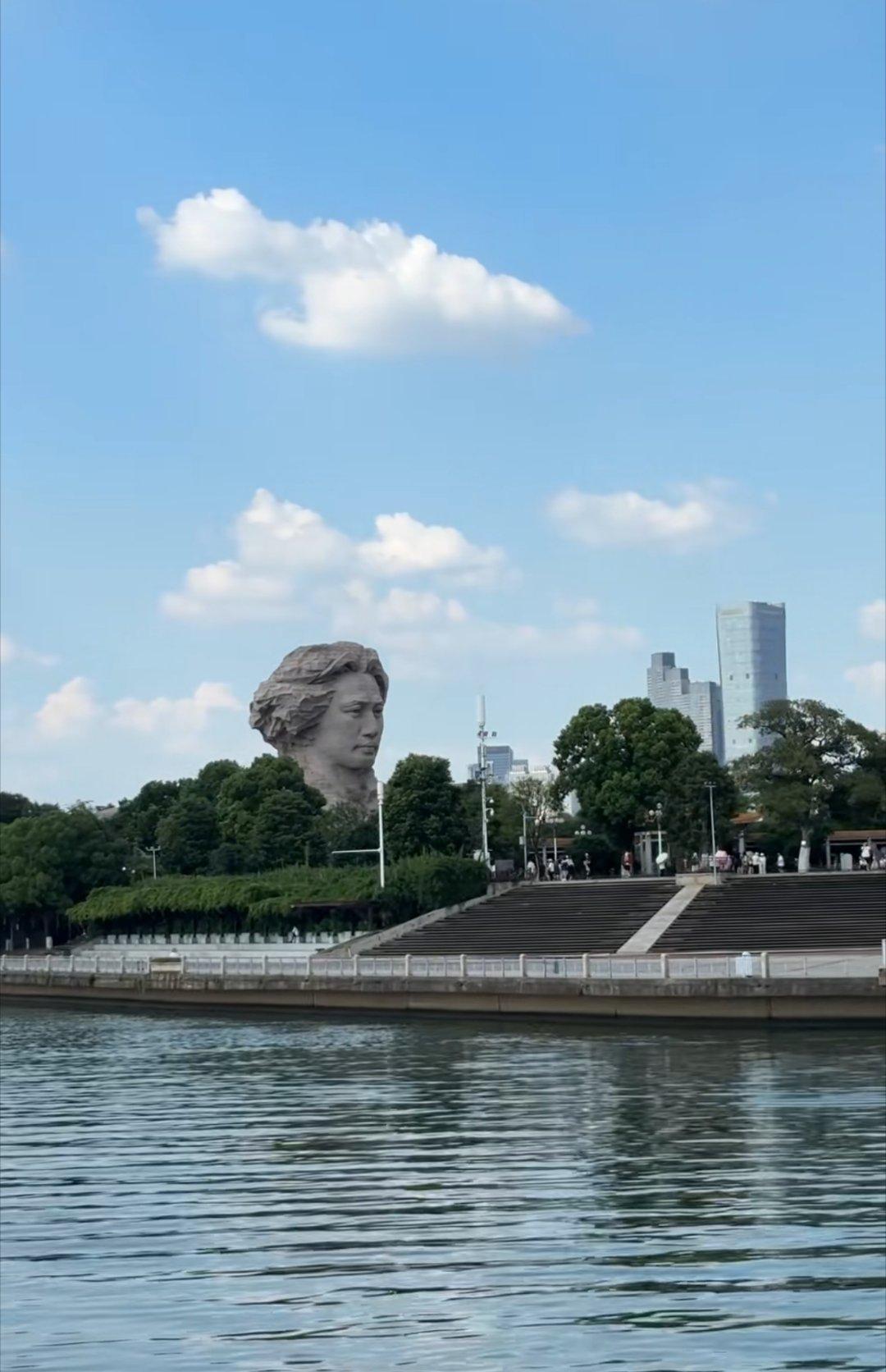 哪里有他的雕像，哪里人山人海。民心，胜却万千言说！ ​​​