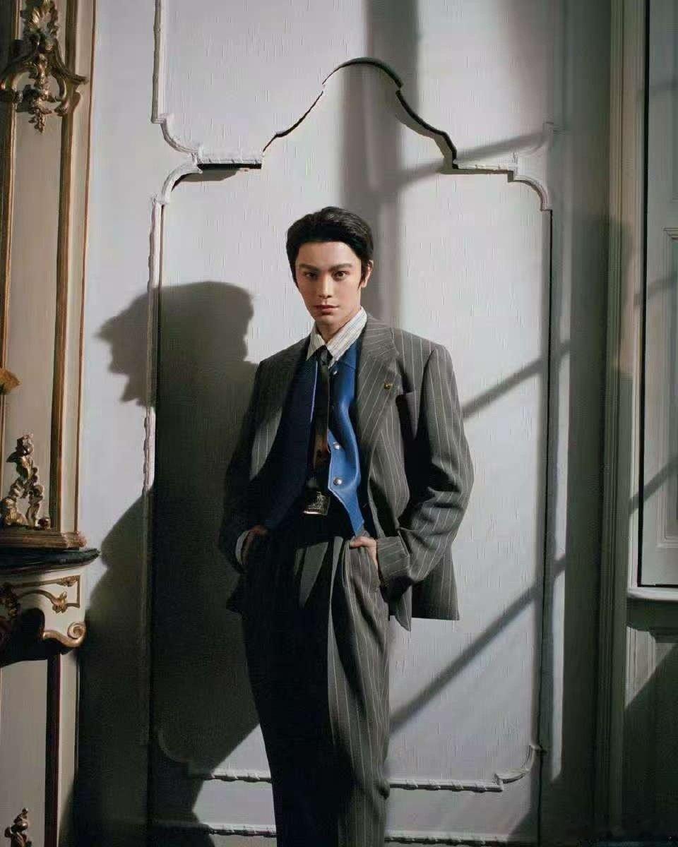 丁禹兮港风大背头丁禹兮港风背头造型丁禹兮港风背头造型，带感，[爱慕][爱慕] ​