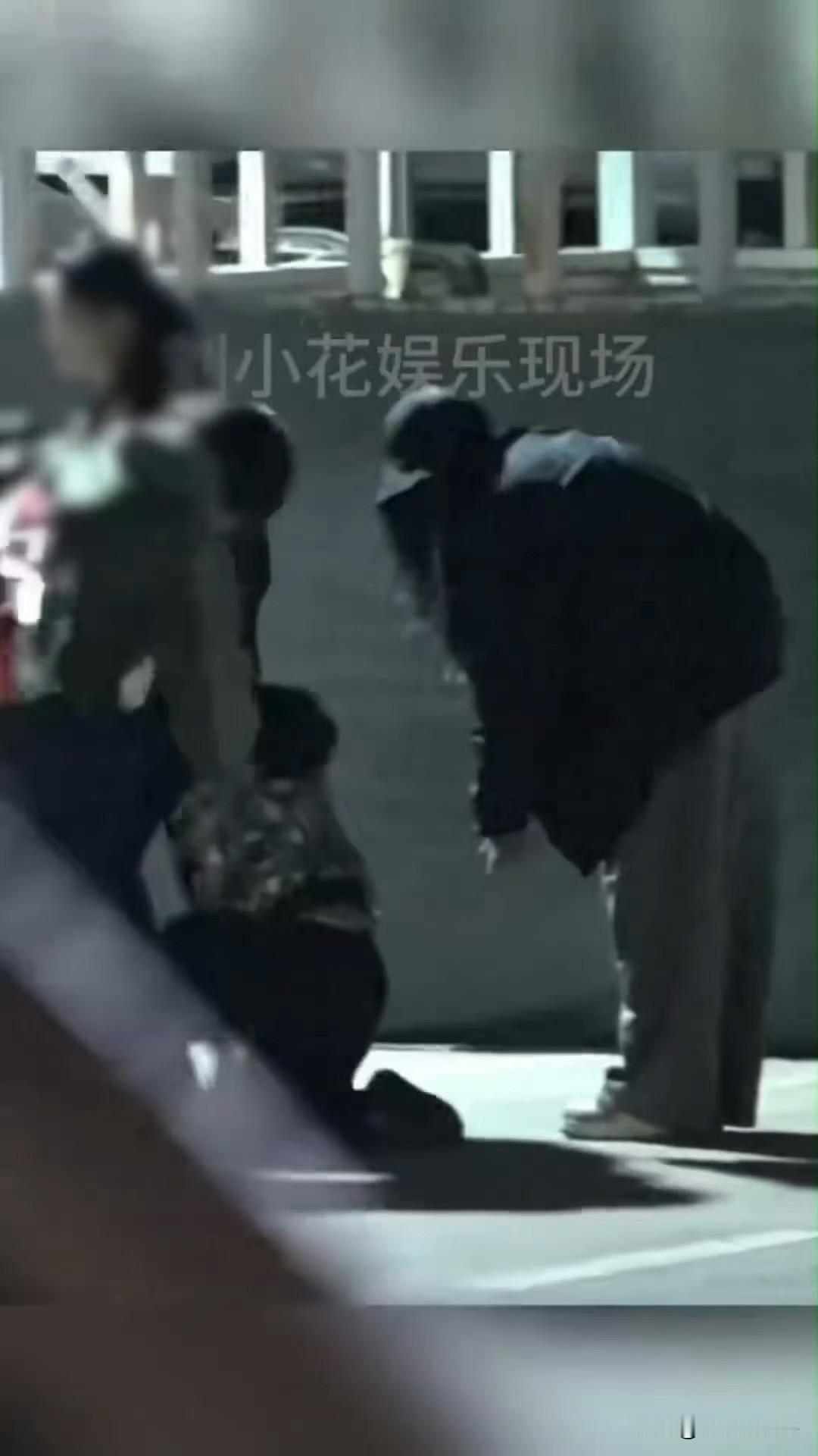 11月5日，刘诗诗儿子被网友戏称为魔丸！
刘诗诗别说牵住他了，拉都拉不住他！
旁