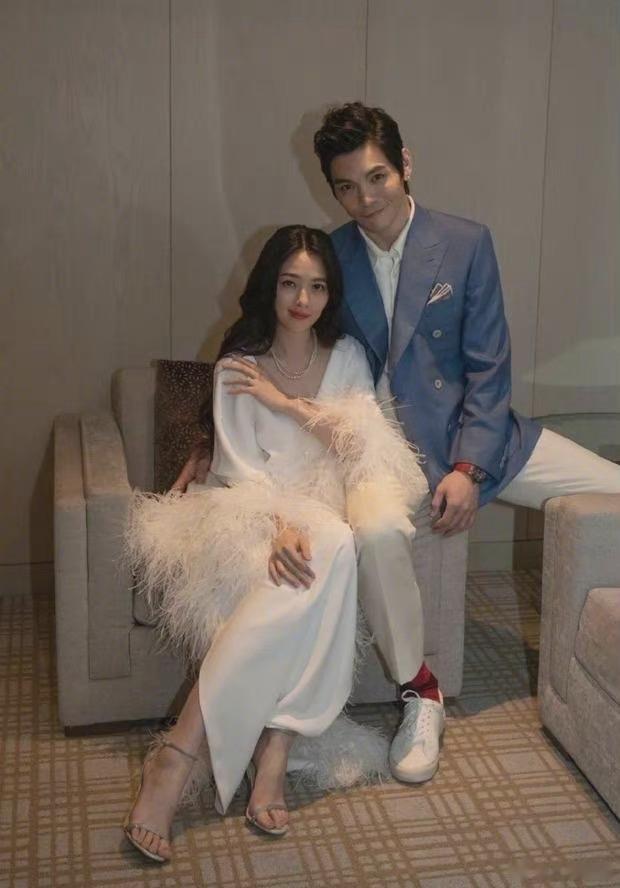 #向佐郭碧婷女儿正脸照#向太晒自己孙女的正面照，胖嘟嘟的好可爱，重点是有张照片里