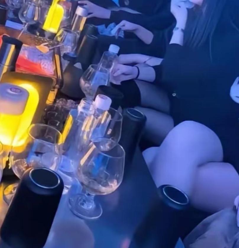 河北，男子在 KTV 点了一个公主陪唱，看对方漂亮，给她 5000 约出去开房。