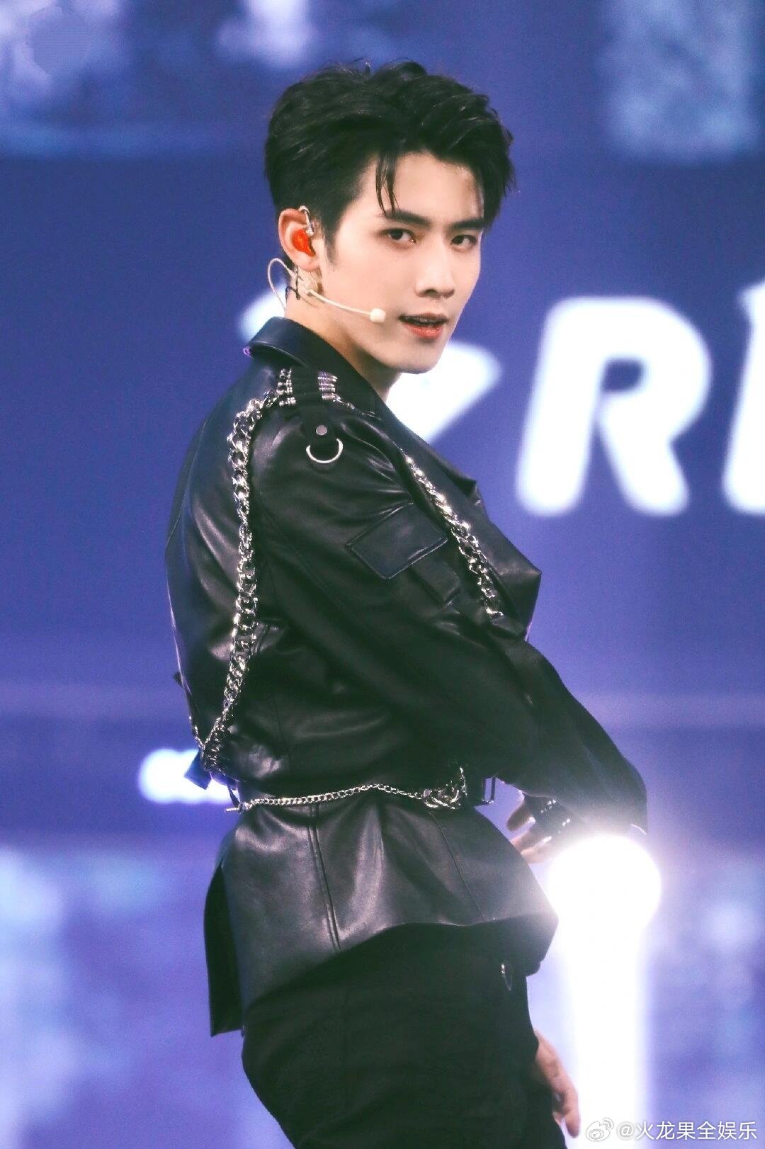 任豪伟大的爱豆时期任豪连热巴都夸帅的人任豪的帅，是连热巴都盖章认证的程度。舞台上