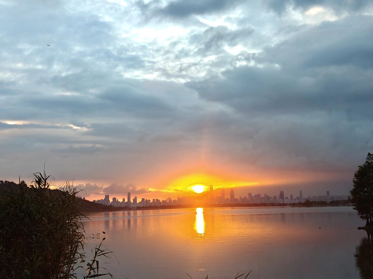 近两天来，台风“白海豚”中心登录上海后，就一路直冲武汉，给武汉带来了风雨天气，使