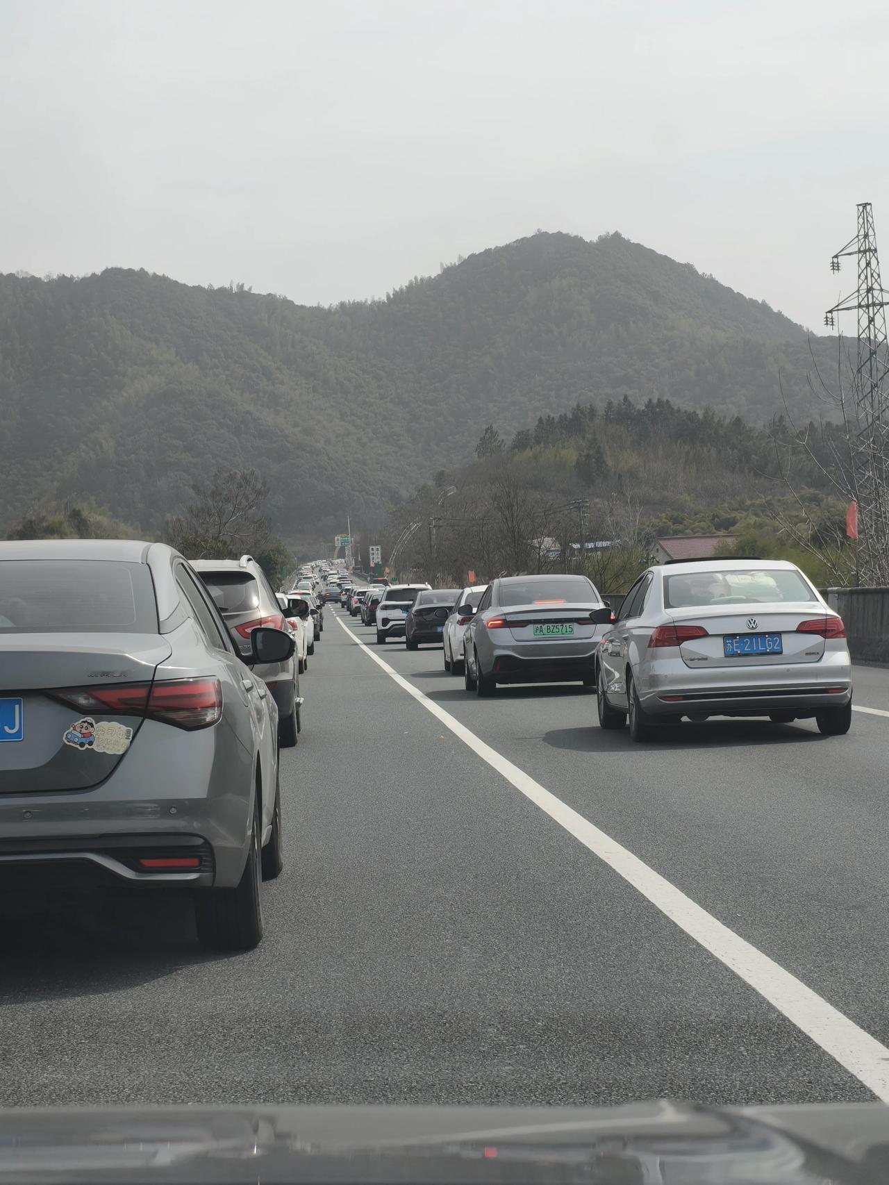 大年初七返程了！
路上还是有点堵的，
不知道晚饭之前能到家吗？

[捂脸]