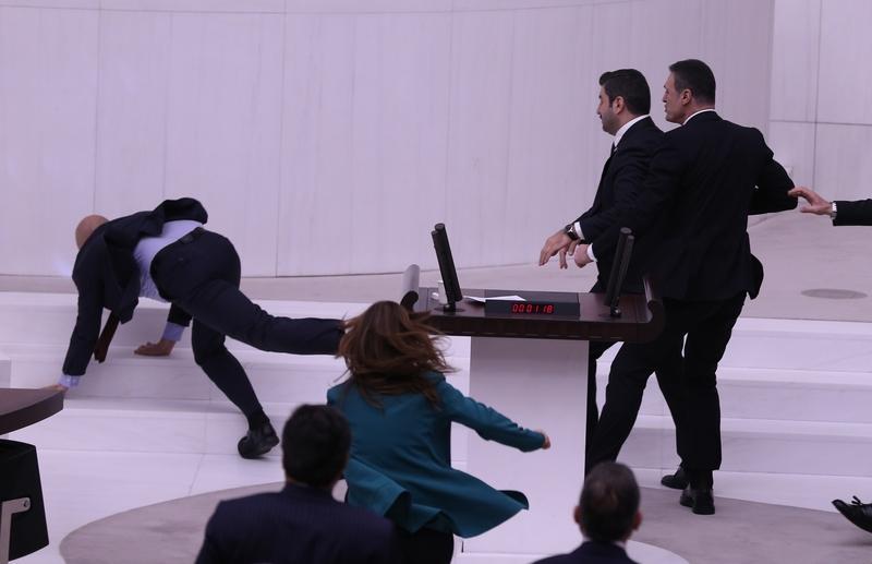 土耳其议会爆发大规模斗殴 土耳其议会这是把“战斗”精神发挥得淋漓尽致啊！12月2