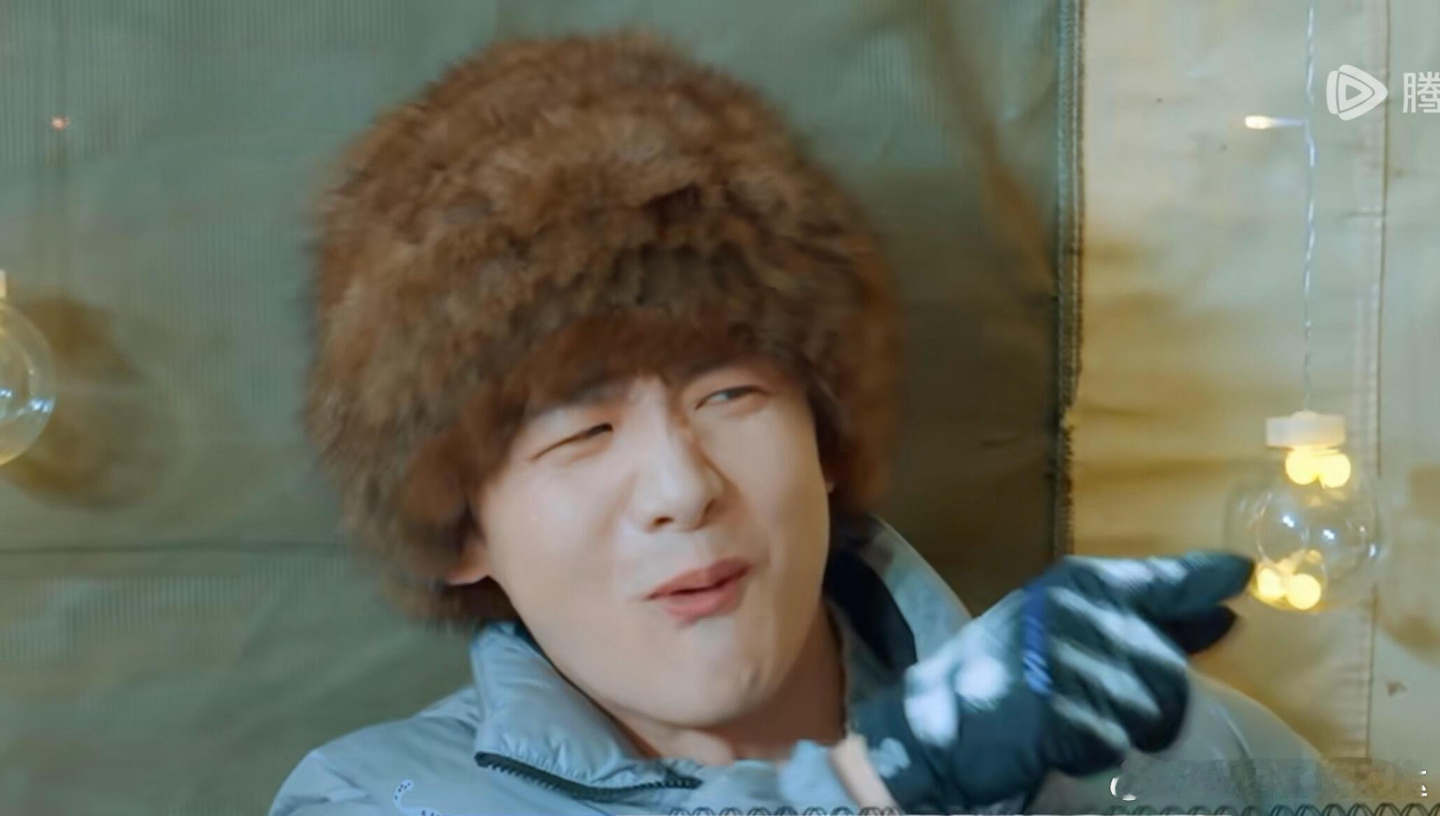 白敬亭怎么一年嫩过一年啊带上毛绒帽子完全是小板栗实锤了请问我上哪里可以买到这个怀