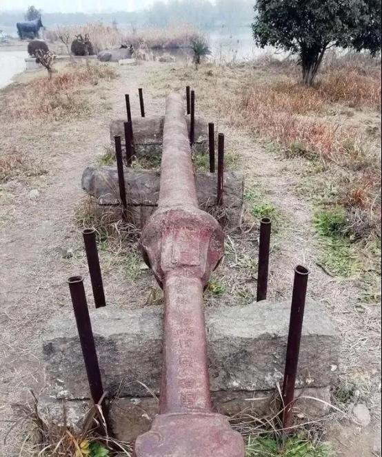 1988年，山东村民赵二牛，意外挖出了一柄长7米、重1500公斤的诡异“巨剑”，