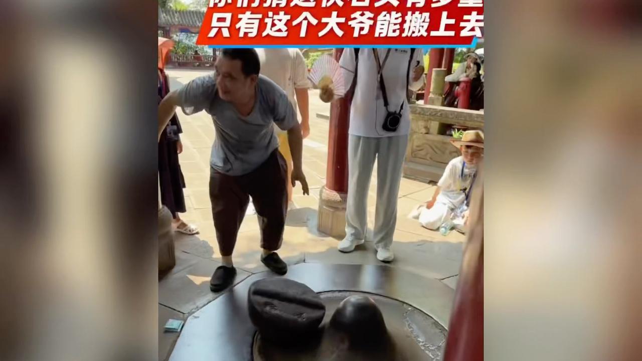 据说只有这个老爷爷可以把石头搬上去，真的是用身体换钱，背是弓的，手都变形了，真是不容易