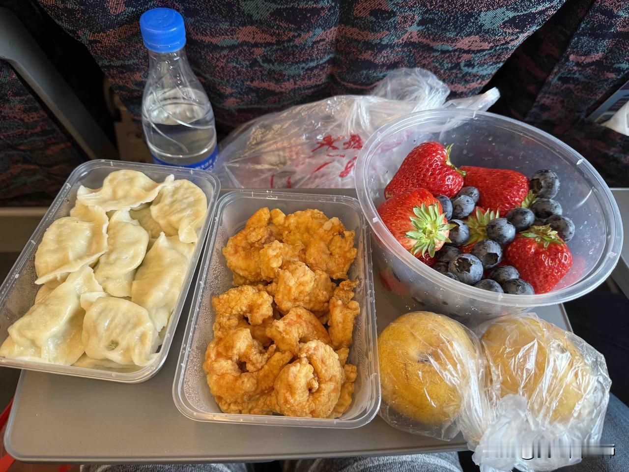 沪漂女孩返工高铁上悄悄破防了
每次过年回家后再回上海，心情都很复杂，又要回到只有