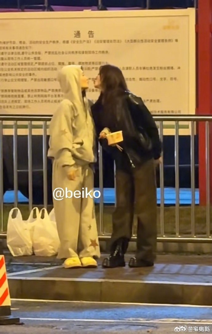 谢娜李小冉亲了 温柔姐姐配元气姐姐，亲亲贴贴简直是标配，太好嗑 