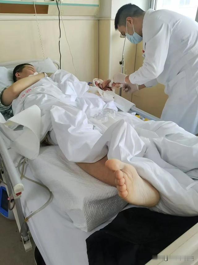 上海，男子去加油站给车加油，工作人员开了注油枪后中途离开，直到跳枪也未回来。男子