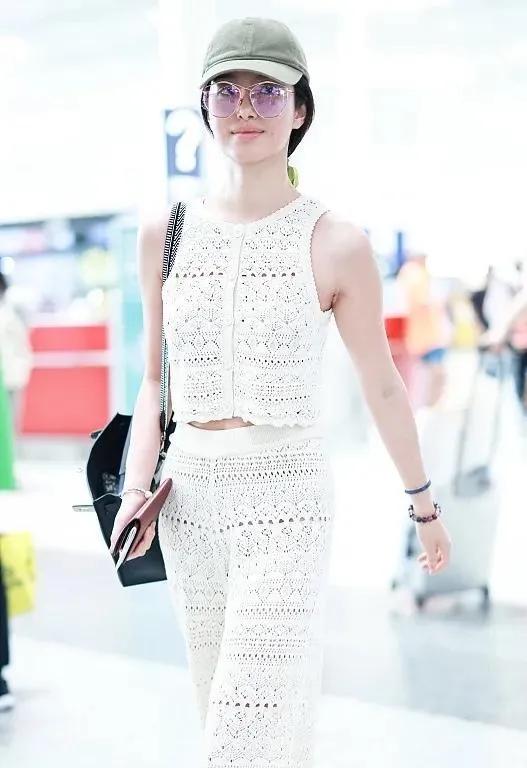 杨采钰这套镂空针织套装太会搭了！米白短背心+阔腿长裤，配上棒球帽和凉鞋，清爽透气