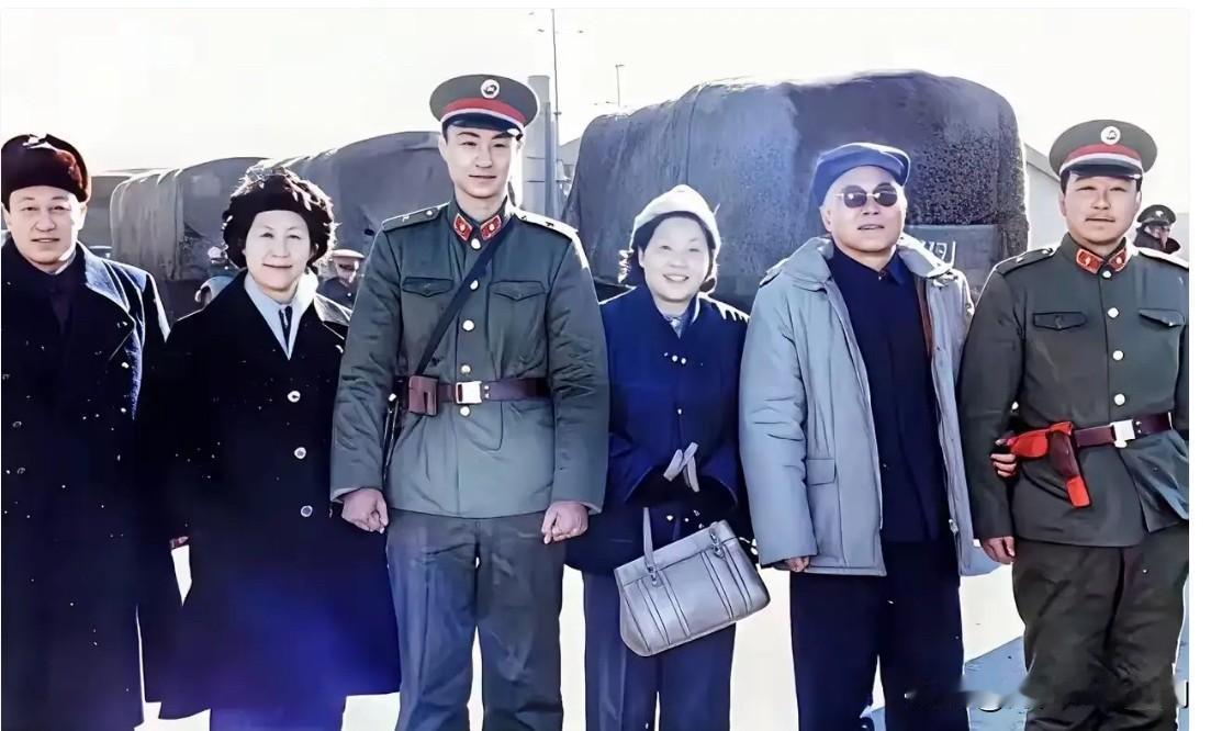 1985年，在陕西宝鸡火车站，开国中将杜义德和夫人齐静轩送别小儿子杜伟的一张留影