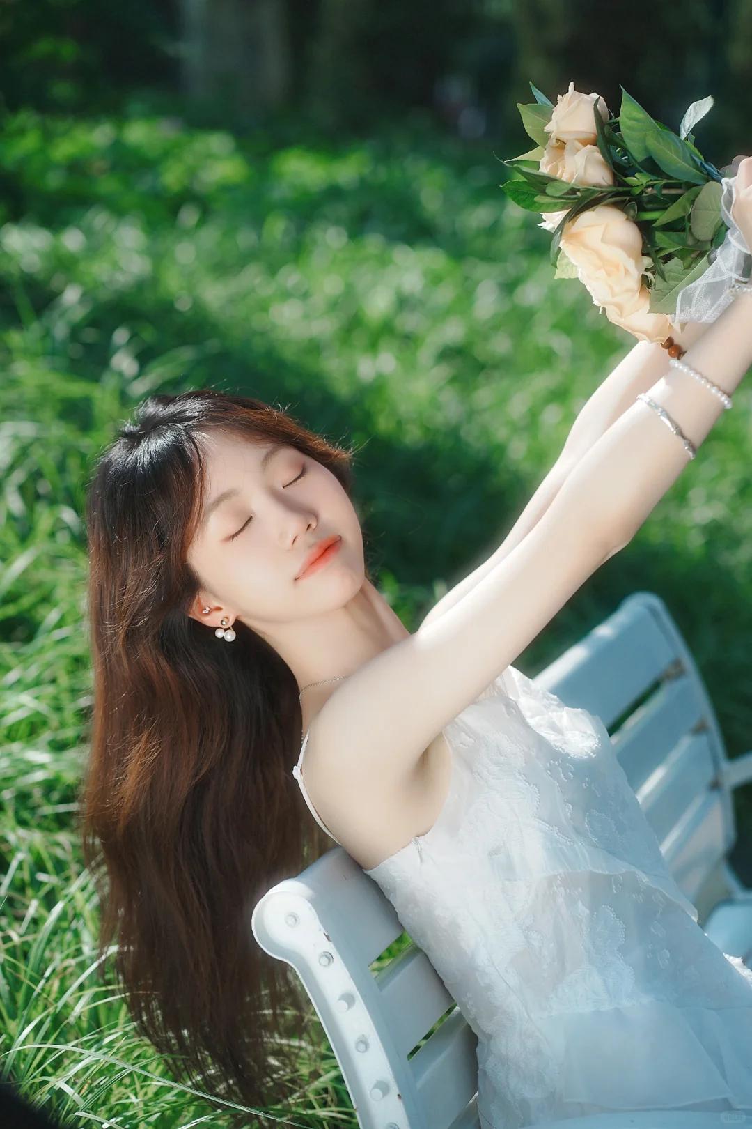 这组照片里的女孩，美得像从春日油画里走出来的一样✨
她身着一袭轻盈的白色吊带长裙