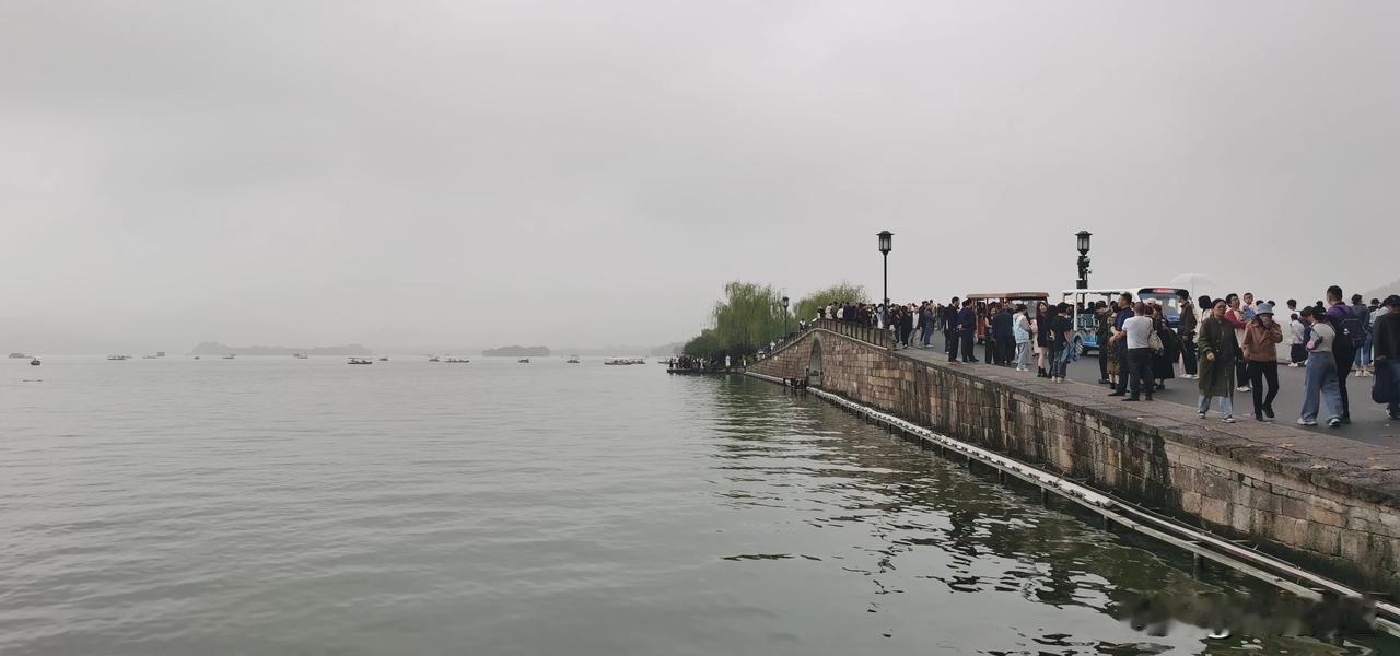 二十年后再游西湖，进灵隐寺，除了游客多、配套繁华外还没有当年感触深。那时候寺庙清