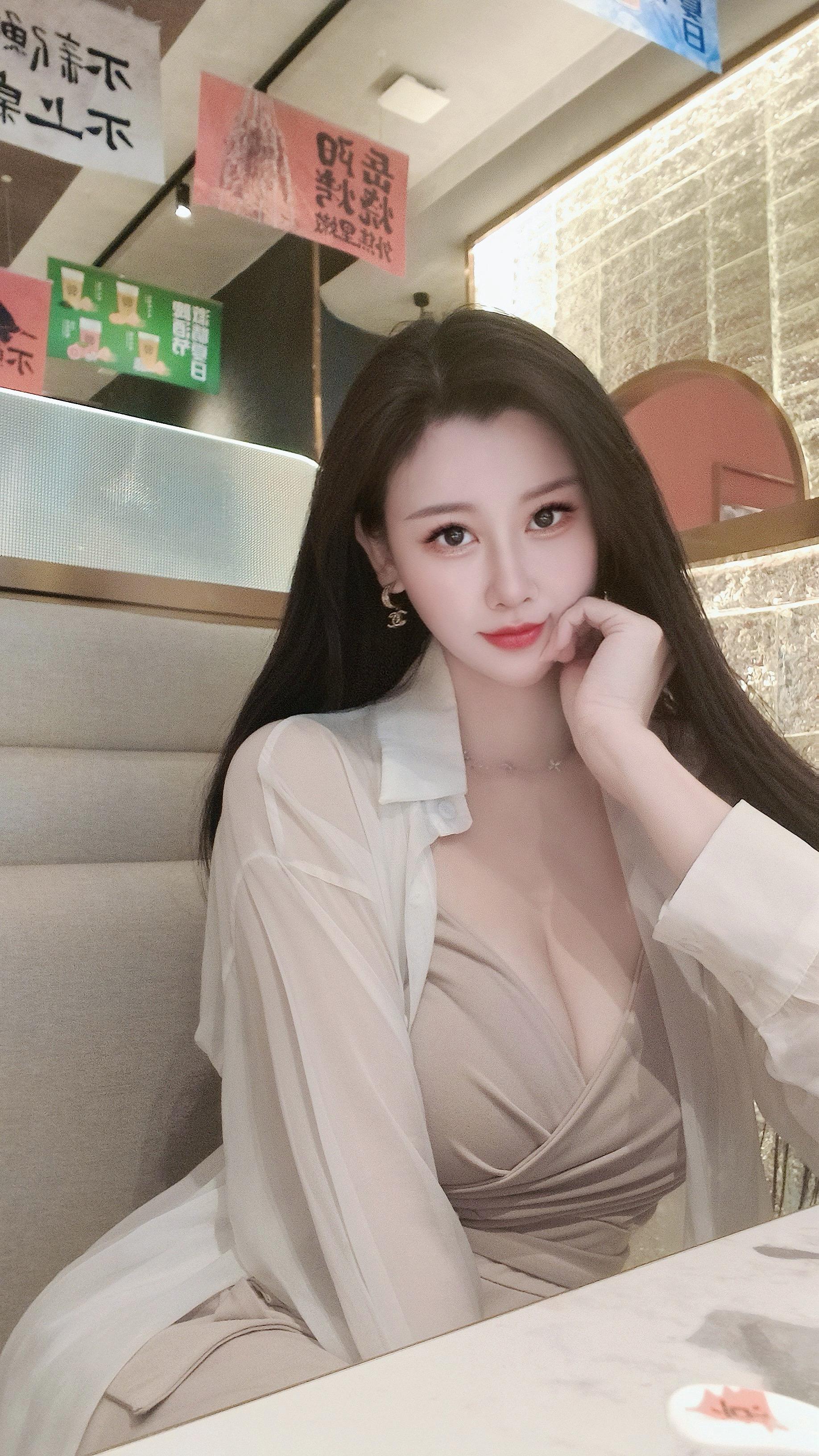 我不爱无聊人间， 只偏爱你眉眼