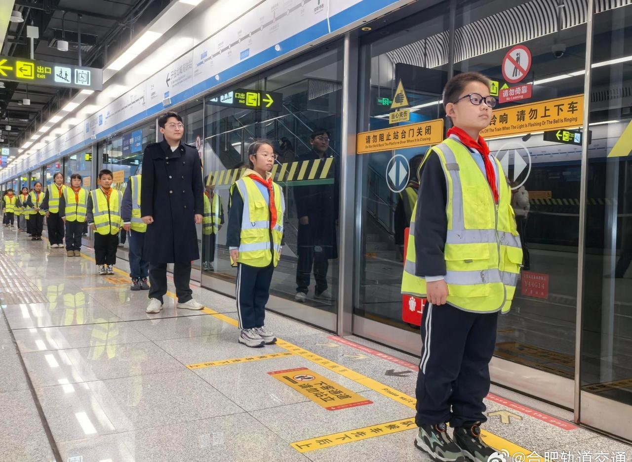 文明先行 
近日，8号线省立医院北区站，小小“秩序守护者”上线！ 
在工作人员引
