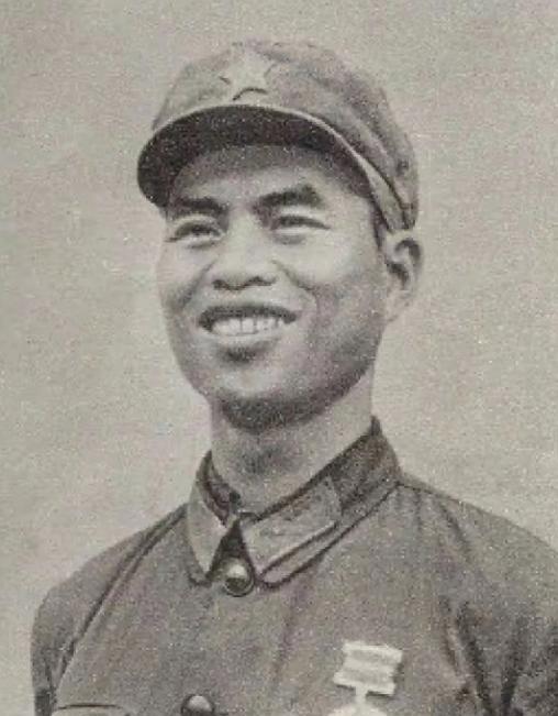 1979年，我军连长打了胜仗后，趁着休息时间写总结，这时，翻译押了一个越南女兵走