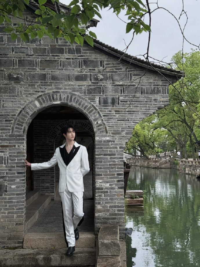 杨子姗绝对就是美的我一大跳呀，今天活动现场的造型真的好惊艳，田嘉瑞，程潇两个人的