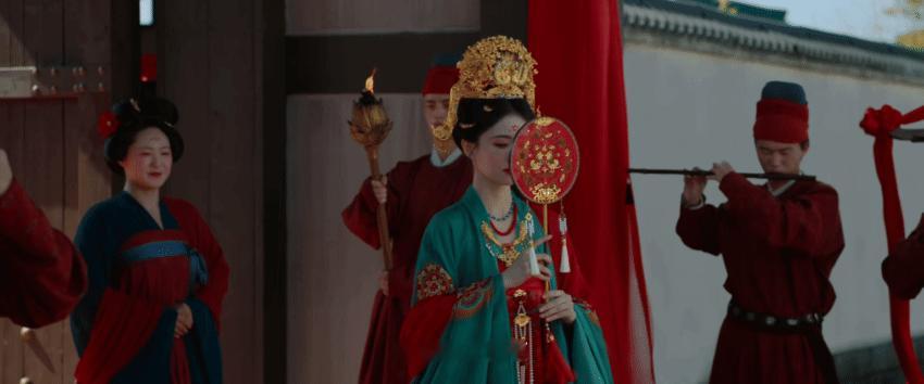 当着前任的面走向现任的婚车莫离白鹿“好家伙，《莫离》第一集就修罗场——当着前任面