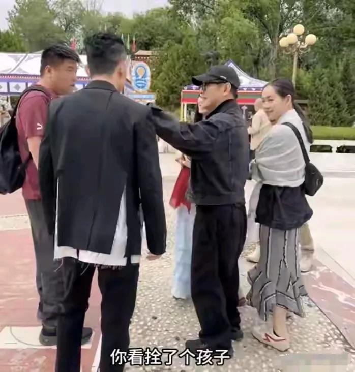 不管是李连杰还是释永信，貌似他们个子都不高，李连杰和他女儿身高差不多，而释永信比