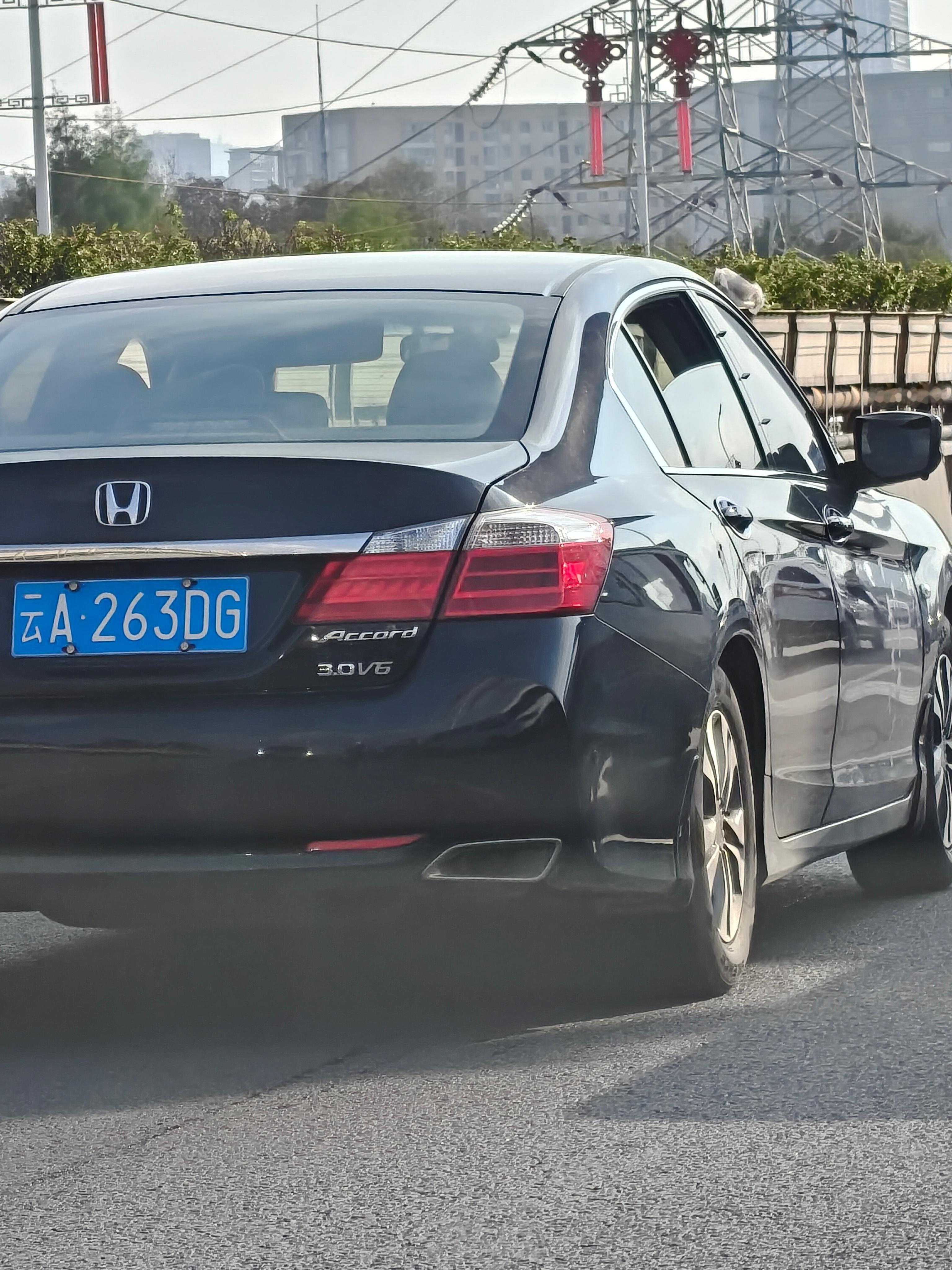 你这是哪门子3.0 V6，我都不用来到图1这个角度看轮圈，正后方看胎宽都知道是假