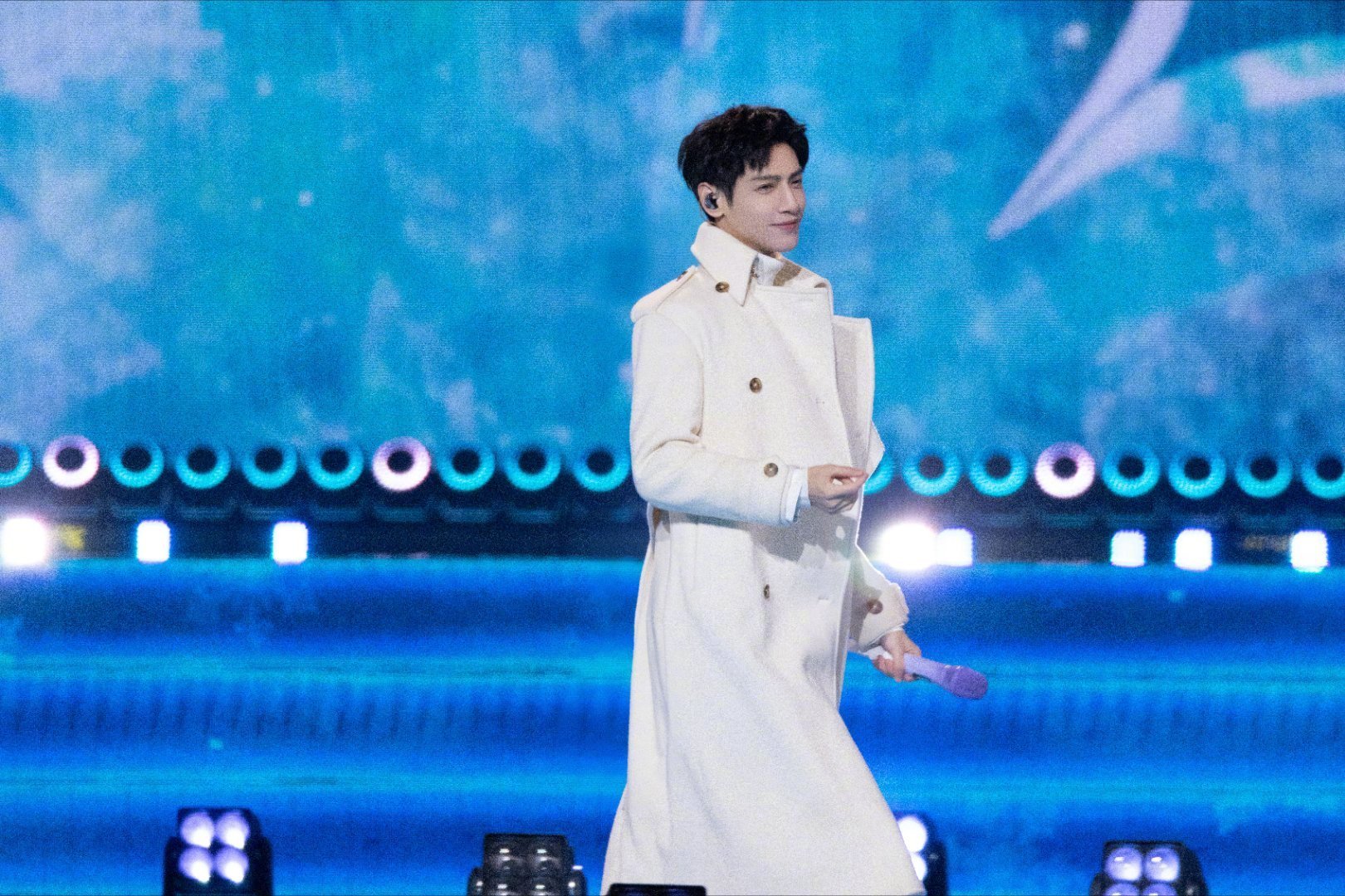 罗云熙好一张国泰民安的脸 央视春晚罗云熙宜宾分会场的《立上游》一身非遗蜀绣，往那