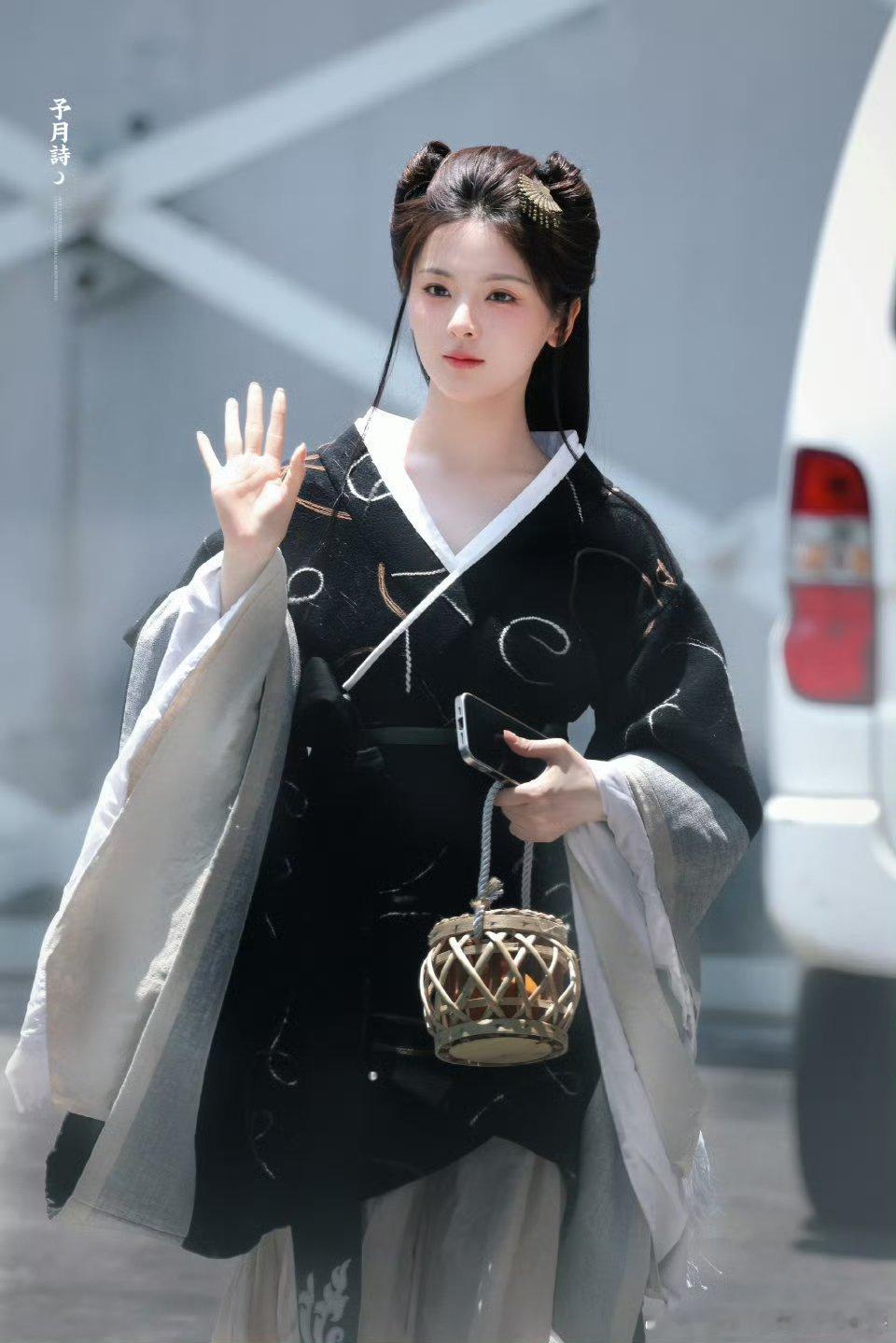 杨超越[超话]杨超越叛逆运动风超越妹妹这组汉服写真也太绝了吧～衣袂飘飘宛如画中仙