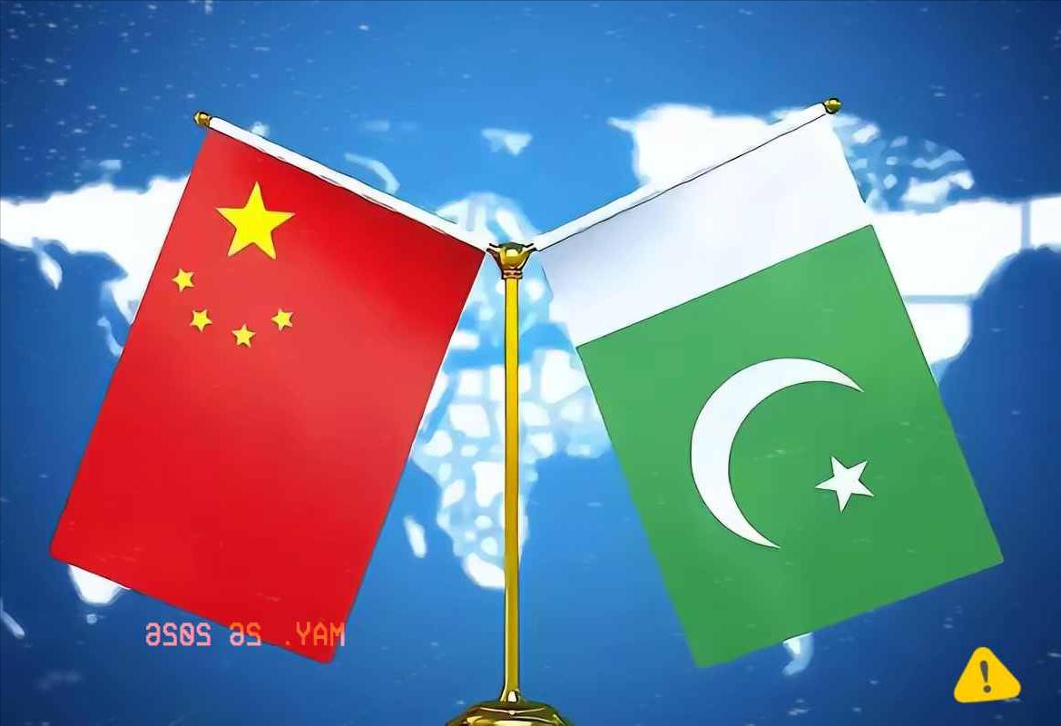 血债惊全球！47条人命炸穿底线！中方怒斥：这事没完！
列车停在铁轨上，车厢烧焦变