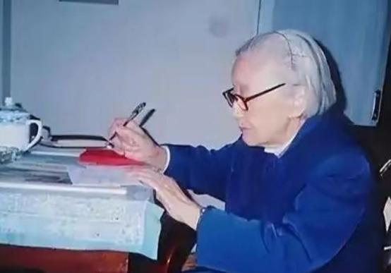 1992年4月10日中午，81岁的康克清突然呼吸困难、血压骤降。孙子贴着她耳朵问