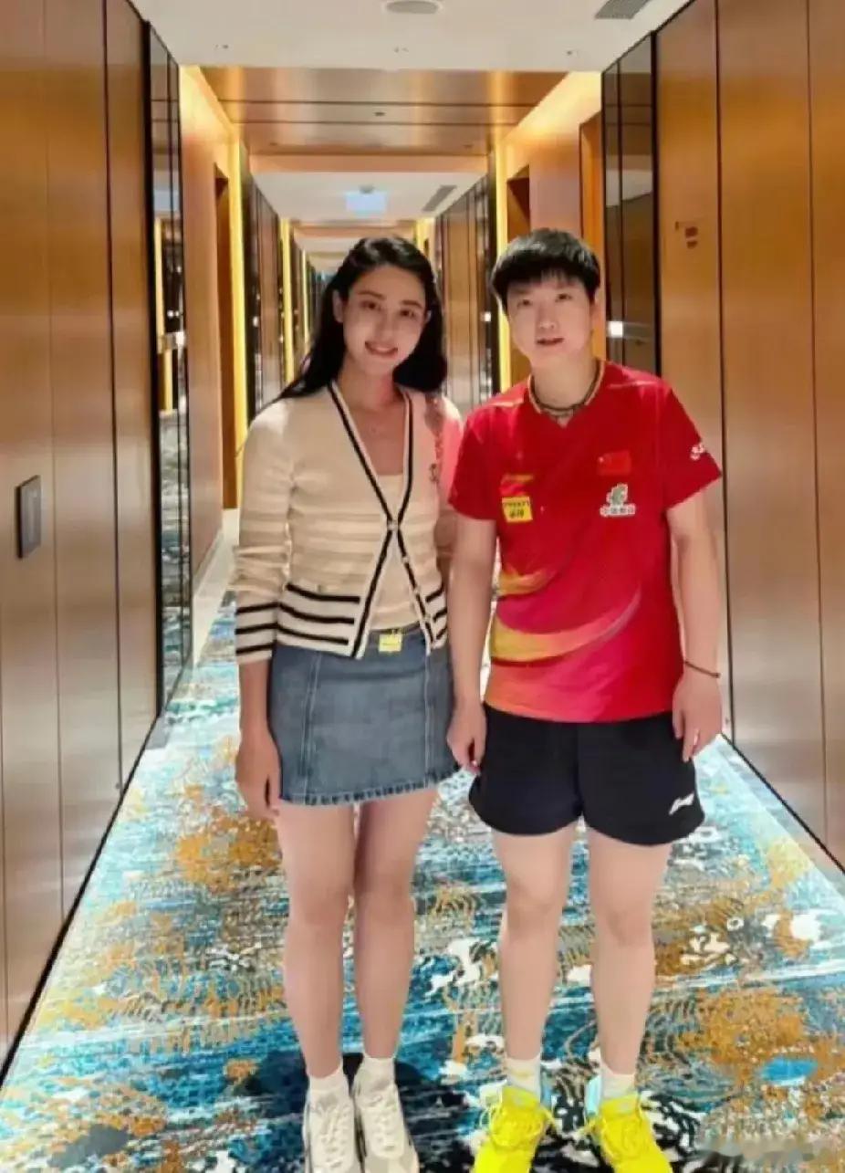 孙颖莎又被合影了 刚刷到一张孙颖莎和一位美女的合照，瞬间被吸引住！照片里莎莎一身