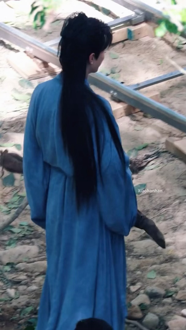 有谁和我一样特别喜欢这套蓝色李莲花的吗从头饰到服饰都喜欢 
