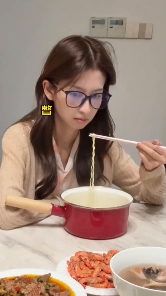 和女友冷战，各做各的饭。
嘴硬，吃自己的泡面去。这不是在吃吗？泡面很好吃，但需要